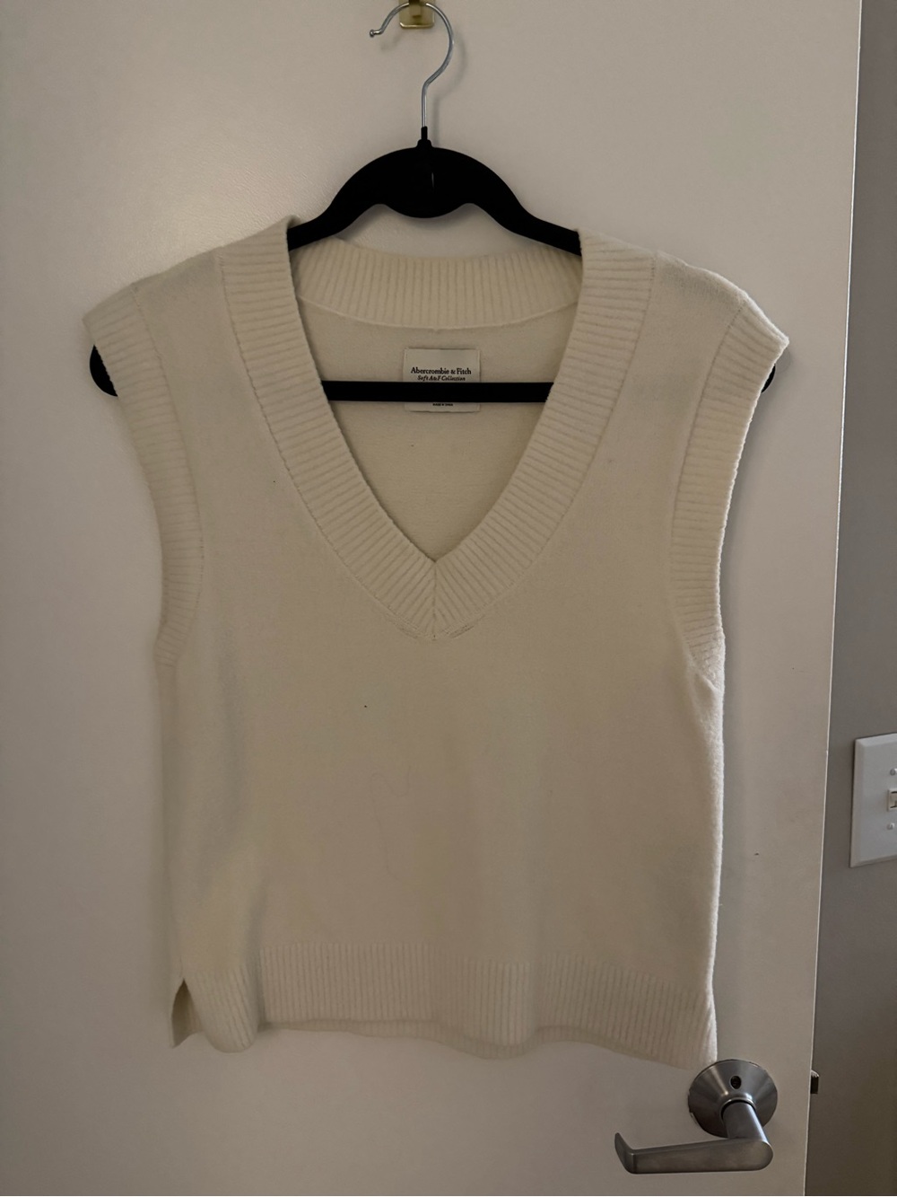 Abercrombie V-Neck Sweater Vest in Cream